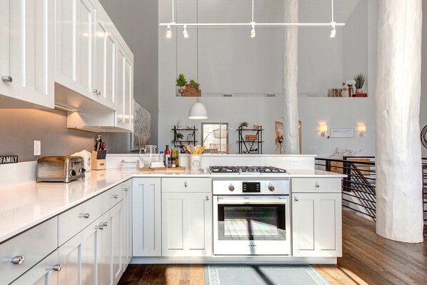 Fridge, microwave, oven, stovetop - Luxe townhome with pool, private hot tub, washer & dryer, & garage (Park City)