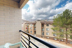 Property grounds - Mountain-view condo with fireplace, near skiing & main street, on shuttle route (Park City)