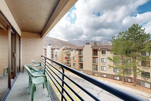 Property grounds - Mountain-view condo with fireplace, near skiing & main street, on shuttle route (Park City)