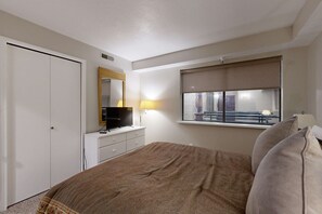 Iron/ironing board, WiFi, bed sheets - Mountain-view condo with fireplace, near skiing & main street, on shuttle route (Park City)