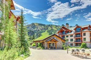 Exterior - Lovely mountain-view condo with shared hot tub, pool & more - walk to lifts (Solitude)
