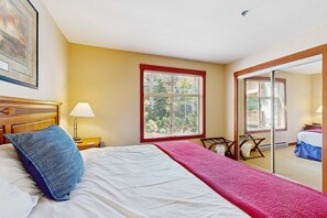 WiFi, bed sheets, wheelchair access - Ski-in - ski-out condo with mountain view, shared hot tub, pool & resort amenities (Solitude)
