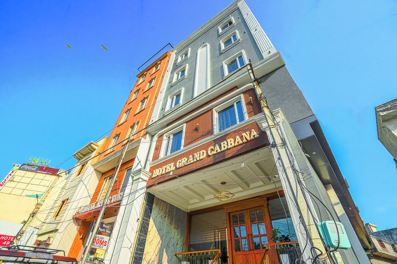 Un immeuble à plusieurs étages, sur lequel on peut voir une grande enseigne indiquant « HÔTEL GRAND CABBANA ».