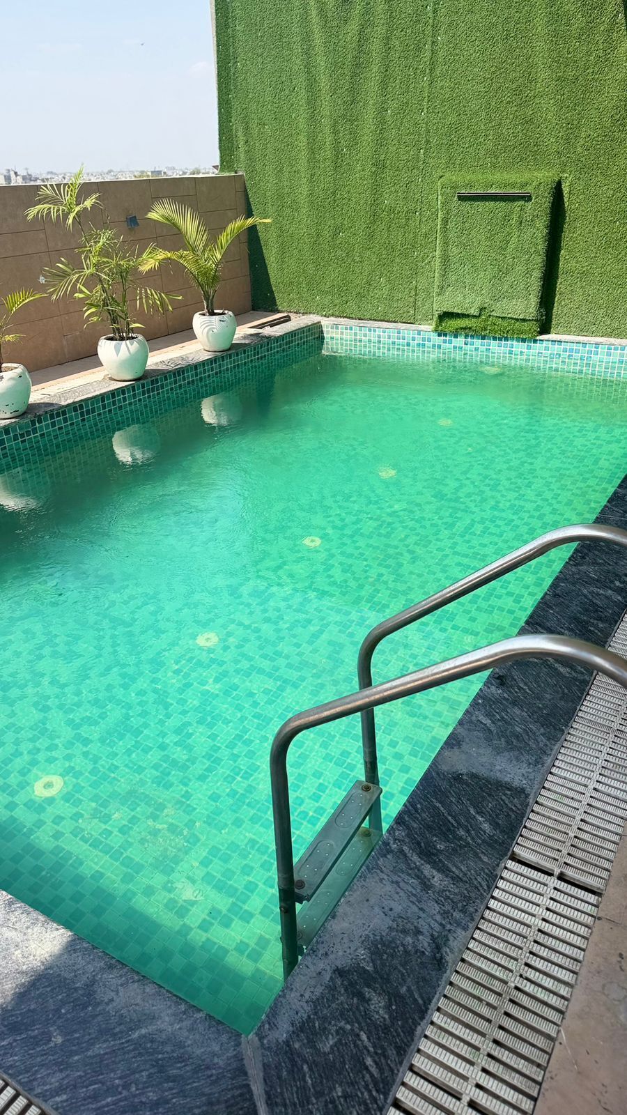 حمام سباحة على السطح