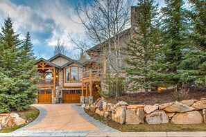 Exterior - Luxury lodge with hot tub, sauna, game room, movie room & Deer Valley views (Park City)