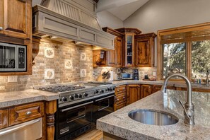 Fridge, microwave, oven, stovetop - Luxury lodge with hot tub, sauna, game room, movie room & Deer Valley views (Park City)