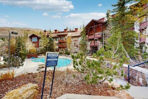 Exterior - Cozy mountain-view condo with shared hot tub, pool & more - walk to ski lifts (Solitude)