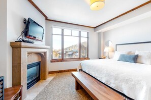 Room - Ideally located ski-in/out suite with pool & hot tub access (Park City)