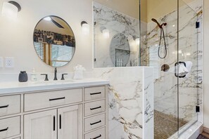 Shower, hair dryer, towels - Mountain view home with hot tub, fireplace & perfect walk-to-lift location (Park City)