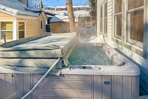 Outdoor spa tub - Mountain view home with hot tub, fireplace & perfect walk-to-lift location (Park City)