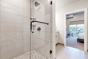 Shower, hair dryer, towels - Beautiful resort condo - incredible amenities and shuttle service (Park City)