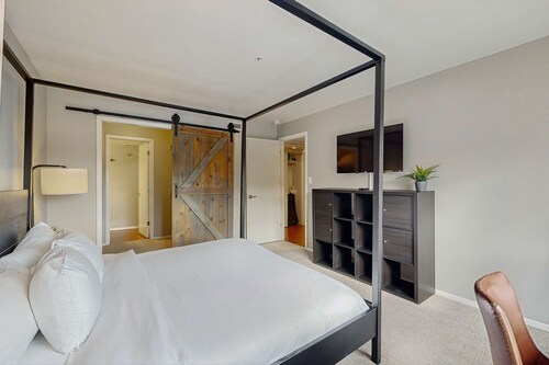 Updated Condo minutes from slopes w/pool & hot tub - dog friendly