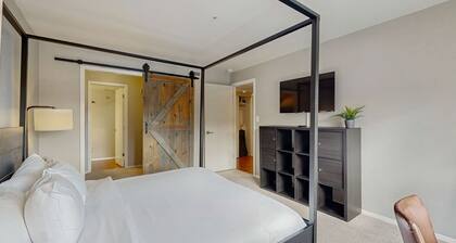 Updated Condo minutes from slopes w/pool & hot tub - dog friendly