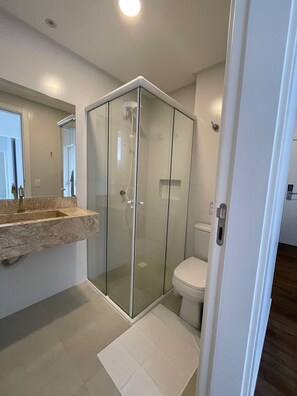 Apartamento básico | Banheiro | Toalhas de banho