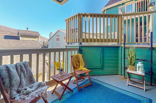 Walkable dog-friendly condo with balcony steps from Old Town Lift