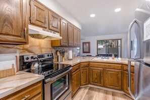 Fridge, microwave, oven, stovetop - Central townhouse with private hot tub, wood fireplace, & ski shuttle access (Cottonwood Heights)