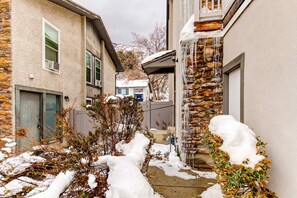 Property grounds - Central townhouse with private hot tub, wood fireplace, & ski shuttle access (Cottonwood Heights)