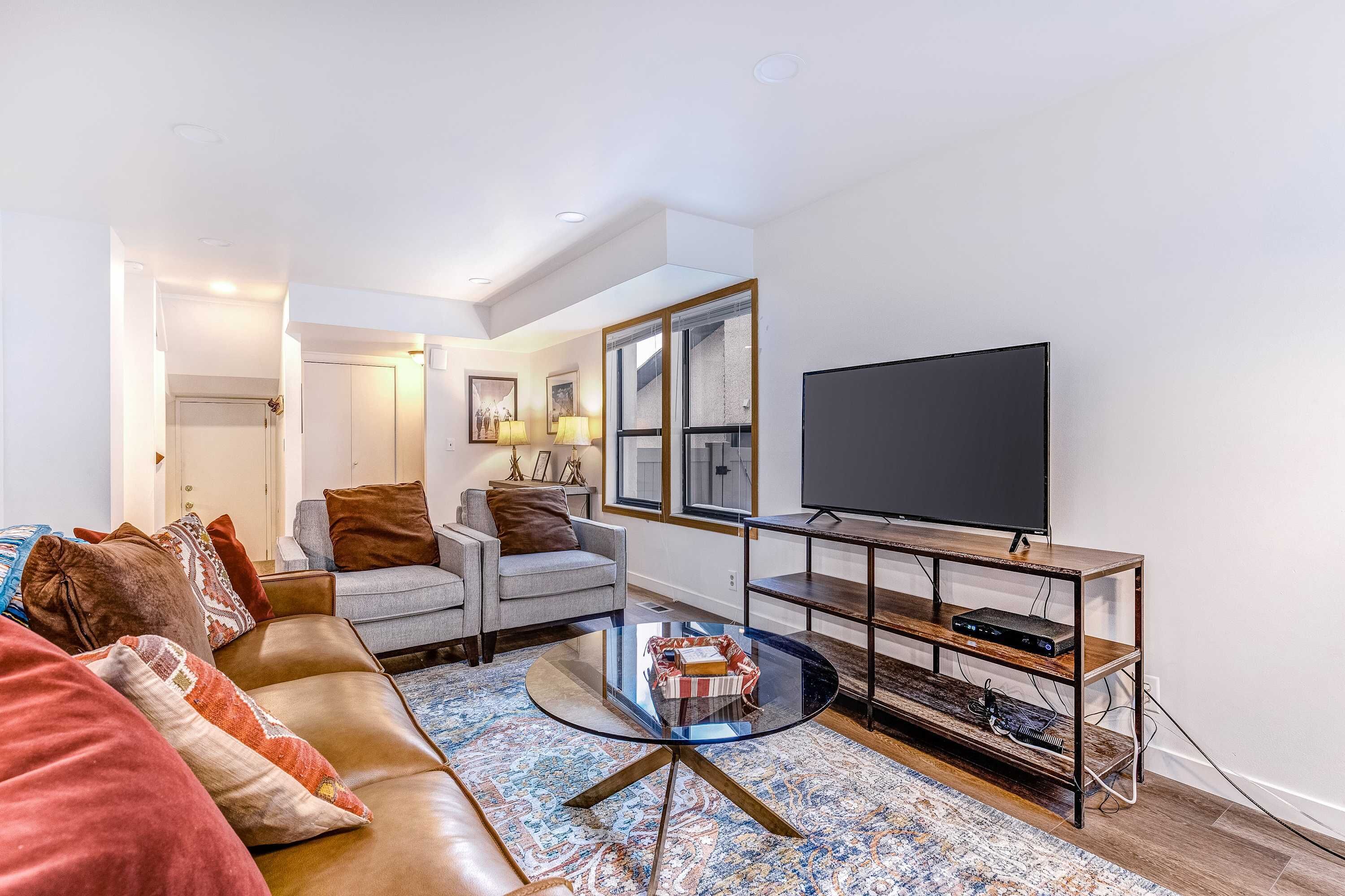 Central Townhouse With Private Hot Tub, Wood Fireplace, & Ski Shuttle Access - 샌디