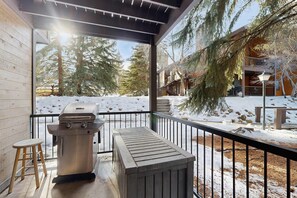 Property grounds - Cozy condo with  fireplace, clubhouse access, free Wifi & shared Pool & Hot Tub (Park City)