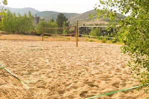 Sports court - Cozy condo with  fireplace, clubhouse access, free Wifi & shared Pool & Hot Tub (Park City)