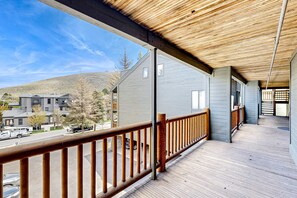 Property grounds - Updated condo w/ ski & mountain views, walk to slopes, free Wifi (Park City)