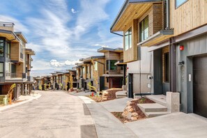 Exterior - Updated home with a private hot tub, fireplace, & mountain views - dog friendly (Park City)