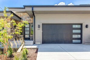 Exterior - Brand-new townhome with views & hot tub  - 12 mins to Park City & Deer Valley (Hideout)