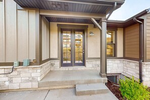 Exterior detail - Bright Spacious & Modern Condo with fireplace and gas grill (Heber City)