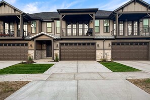 Exterior - Bright Spacious & Modern Condo with fireplace and gas grill (Heber City)