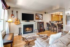 TV, fireplace, offices - Cozy townhome within walking distance to skiing & downtown with fast WiFi & W&D (Park City)