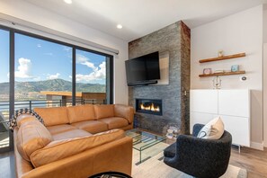 TV, fireplace - Townhouse in Hideout with hot tub (Hideout)