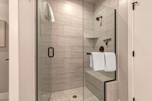Shower, hair dryer, towels - Townhouse in Hideout with hot tub (Hideout)