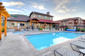 Pool - Spacious townhome with  private hot tub, pool table & shared pool & gym (Park City)