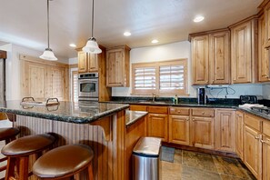 Fridge, microwave, oven, stovetop - Spacious townhome with  private hot tub, pool table & shared pool & gym (Park City)