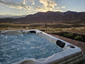 Outdoor spa tub - Stunning townhome with unobstructed views, amenities for the health conscious (Heber City)