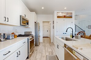 Fridge, microwave, oven, stovetop - Stunning townhome with unobstructed views, amenities for the health conscious (Heber City)