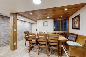 Dining - Remodeled All-Season Escape - Heated Pool , Hot Tub, Pickle B - Stroll to Lifts (Park City)