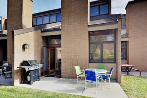 Outdoor dining - Remodeled All-Season Escape - Heated Pool , Hot Tub, Pickle B - Stroll to Lifts (Park City)