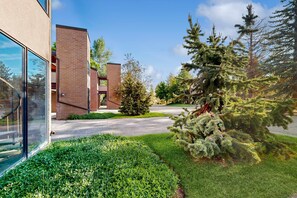 Property grounds - Remodeled All-Season Escape - Heated Pool , Hot Tub, Pickle B - Stroll to Lifts (Park City)