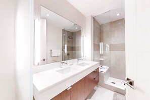 Douche, sèche-cheveux, serviettes fournies
