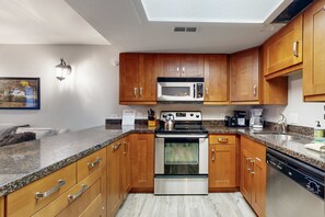 Fridge, microwave, oven, dishwasher - with View of Ski Mountain, Close to Lifts (Park City)