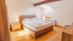 Iron/ironing board, free WiFi, bed sheets - Via Roma 10 - Four Bedroom Apartment, Sleeps 12 (Desenzano del Garda)
