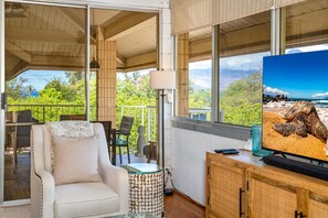 Condo, várias camas, sacada, vista parcial para o oceano (Haleakala Shores A-411) | Área de estar