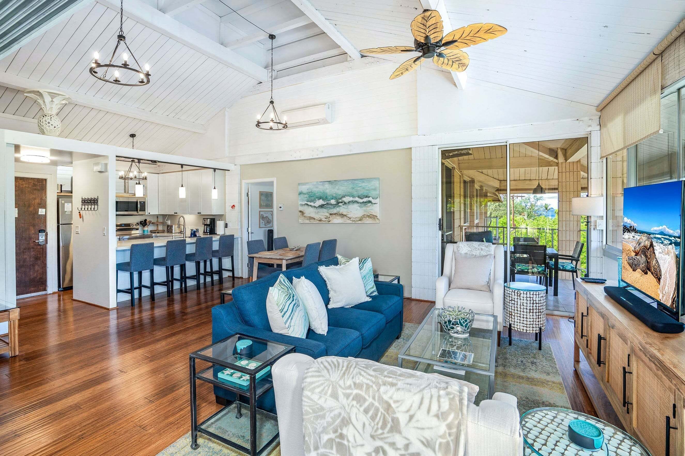 Condo, várias camas, sacada, vista parcial para o oceano (Haleakala Shores A-411) | Área de estar
