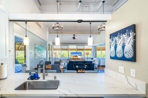 Condo, várias camas, sacada, vista parcial para o oceano (Haleakala Shores A-411) | Parte interna