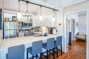 Condo, várias camas, sacada, vista parcial para o oceano (Haleakala Shores A-411) | Cozinha privada