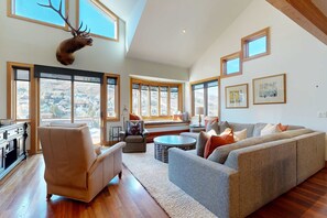 TV, fireplace, DVD player, offices - Mountain-view haven with hot tub, fireplace & heated driveway - near Town Lift (Park City)