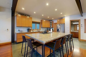 Fridge, microwave, oven, dishwasher - Mountain-view haven with hot tub, fireplace & heated driveway - near Town Lift (Park City)