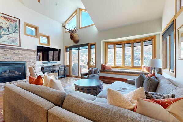 TV, fireplace, DVD player, offices - Mountain-view haven with hot tub, fireplace & heated driveway - near Town Lift (Park City)