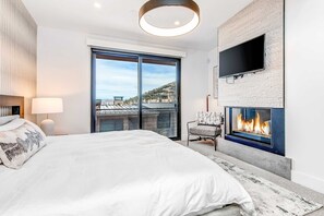 Desk, WiFi, bed sheets - Elegant townhome with mountain view, private hot tub, fireplace & lovely decor (Park City)
